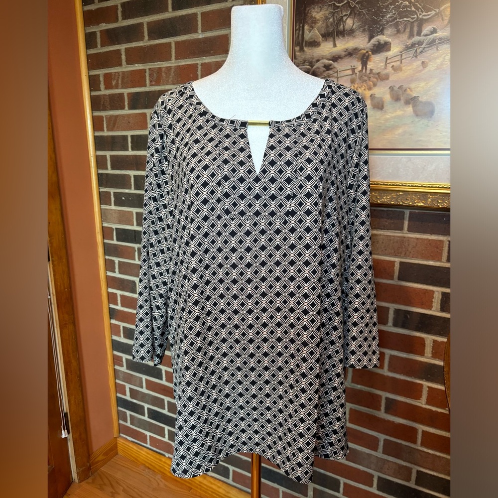 Dana Buchman size XXL Beautiful shirt with geometric pattern black and tan.